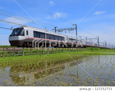 水田地帯をゆく小田急30000形　EXEα 127252715
