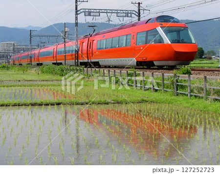 水田地帯をゆく小田急70000形GSE 水田地帯をゆく小田急70000形GSE 127252723