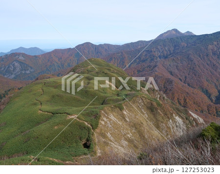 秋の雨飾山とビーナス 127253023