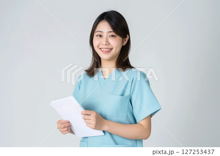 日本人中堅女性看護師の白背景ポートレート 日本人中堅女性看護師の白背景ポートレート 127253437
