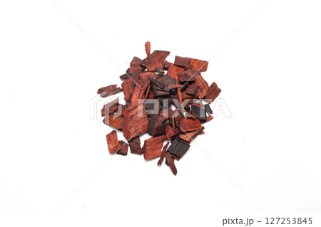 白背景のサンダルウッド 127253845