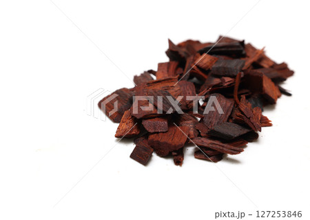 白背景のサンダルウッド 127253846