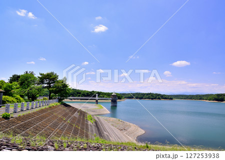 埼玉県　人造湖　狭山湖の取水塔 127253938