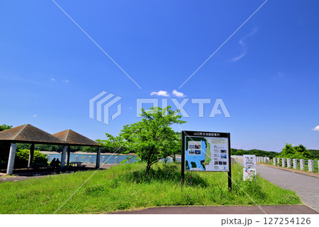 埼玉県　人造湖　狭山湖の休憩所と高欄 127254126