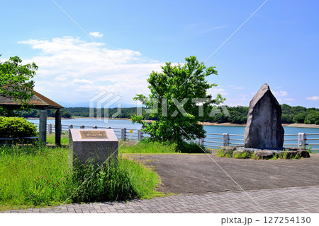 埼玉県　人造湖　狭山湖の休憩所と高欄 127254130