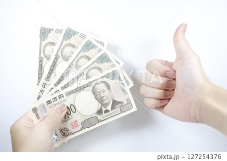 5万円を手に持ち、右手でグッドサイン 5万円を手に持ち、右手でグッドサイン 127254376