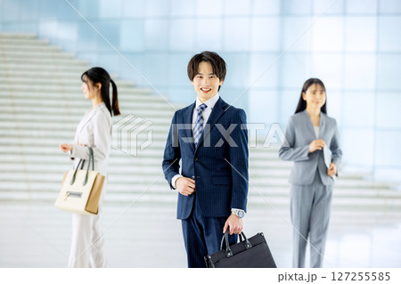 オフィスの若いビジネスマンたち 出社イメージ オフィスの若いビジネスマンたち 出社イメージ 127255585