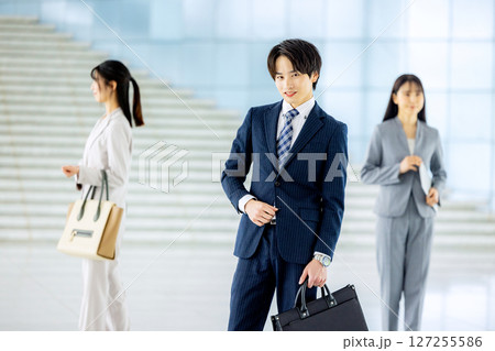 オフィスの若いビジネスマンたち 出社イメージ オフィスの若いビジネスマンたち 出社イメージ 127255586