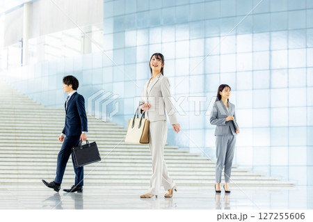 オフィスの若いビジネスマンたち 出社イメージ オフィスの若いビジネスマンたち 出社イメージ 127255606