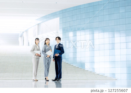 クリエイティブなビジネスチーム 127255607