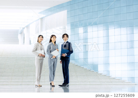 クリエイティブなビジネスチーム 127255609