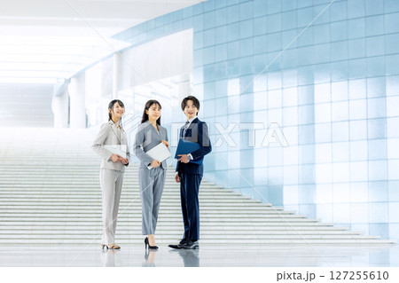 クリエイティブなビジネスチーム クリエイティブなビジネスチーム 127255610