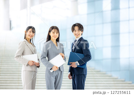 クリエイティブなビジネスチーム 127255611