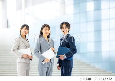 クリエイティブなビジネスチーム クリエイティブなビジネスチーム 127255612