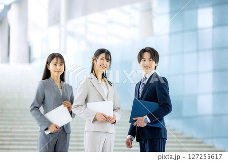 クリエイティブなビジネスチーム クリエイティブなビジネスチーム 127255617