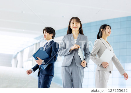 クリエイティブなビジネスチーム 127255622