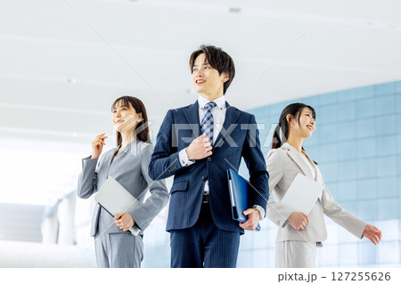 クリエイティブなビジネスチーム 127255626