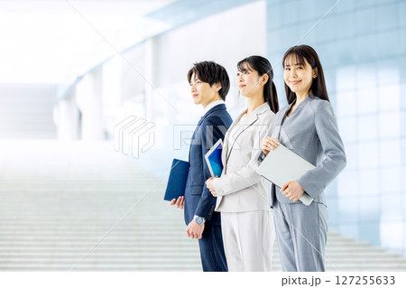 クリエイティブなビジネスチーム 127255633