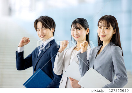 クリエイティブなビジネスチーム 127255639