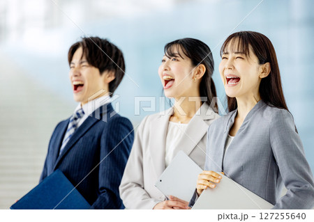 ビジネスマン、若い、ビジネスウーマン、ビジネスマン 127255640