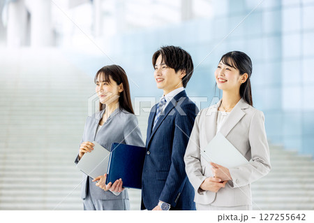 クリエイティブなビジネスチーム クリエイティブなビジネスチーム 127255642