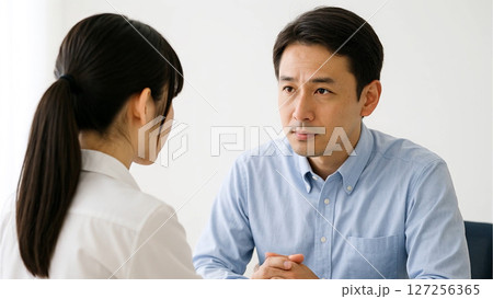 熱心に話を聞いている男性 127256365