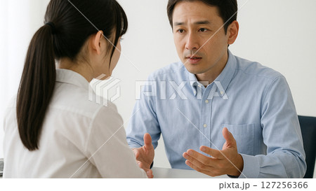 熱心に話をしている男性 127256366