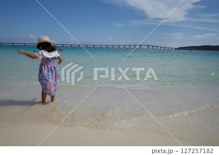 美しい南国の海と子ども 127257182