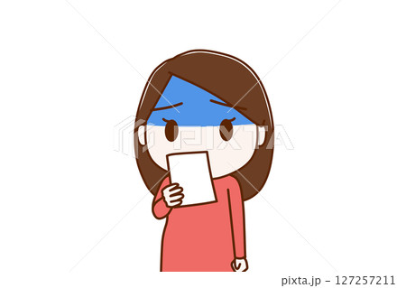 （上半身正面）通知の紙を見て真っ青になりショックを受ける女性 127257211