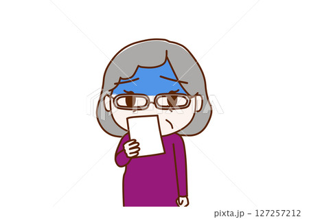 (上半身正面)通知の紙を見て真っ青になりショックを受ける高齢の女性 (上半身正面)通知の紙を見て真っ青になりショックを受ける高齢の女性 127257212