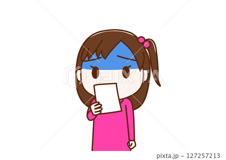 （上半身正面）通知の紙を見て真っ青になりショックを受ける少女 127257213