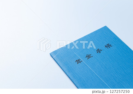 青背景に年金手帳 127257250