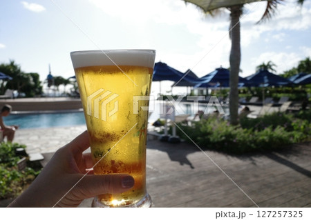 プールサイドで飲むビール 127257325