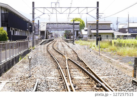 JR三輪駅のプラットフォームの様子 127257515