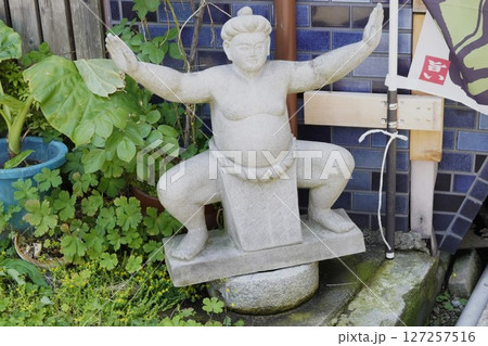 庭先の関取の石像 127257516