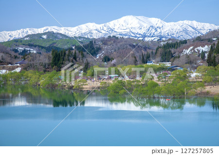 春の白川ダム湖と飯豊連峰 春の白川ダム湖と飯豊連峰 127257805