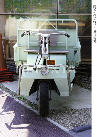 クレープの自動販売機の前に置かれた運搬用の三輪車 クレープの自動販売機の前に置かれた運搬用の三輪車 127257929
