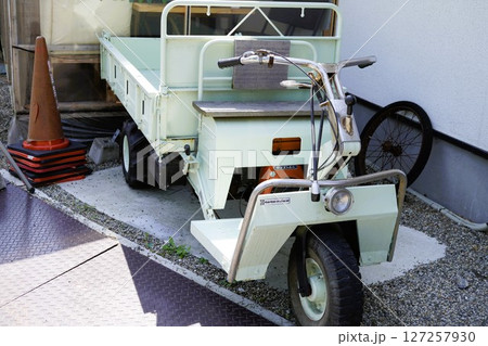 クレープの自動販売機の前に置かれた運搬用の三輪車 クレープの自動販売機の前に置かれた運搬用の三輪車 127257930