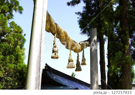大神神社の拝殿前にある原初の鳥居 127257933