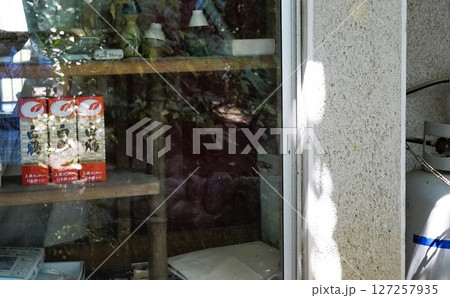 林道の脇に建つ茶店のショーウインドー 林道の脇に建つ茶店のショーウインドー 127257935