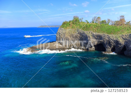【佐賀県】快晴の七ツ釜(玄界灘の屋形石) 【佐賀県】快晴の七ツ釜(玄界灘の屋形石) 127258523
