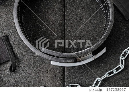 ジムマットの上のパワーベルト 127258967