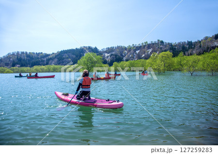 春の白川ダム湖 127259283