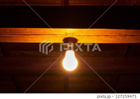屋根裏部屋の電球 屋根裏部屋の電球 127259475