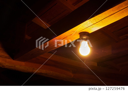 屋根裏部屋の電球 127259476