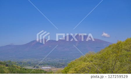 新緑の浅間山 快晴素材 127259529