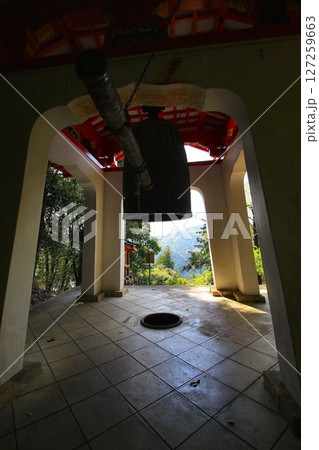 宇宙エネルギーが降注ぎ京の都の鬼門を護る… 鞍馬寺『鐘楼・梵鐘』 127259663