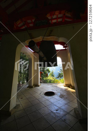 宇宙エネルギーが降注ぎ京の都の鬼門を護る… 鞍馬寺『鐘楼・梵鐘』 127259664