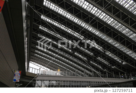 大阪駅構内 橋上駅屋上5F「時空(とき)の広場」の金時計・銀時計のモニュメントとドーム屋根 大阪駅構内 橋上駅屋上5F「時空(とき)の広場」の金時計・銀時計のモニュメントとドーム屋根 127259711