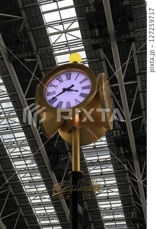 大阪駅構内 橋上駅屋上5F「時空（とき）の広場」の金時計のモニュメントとドーム屋根 127259717